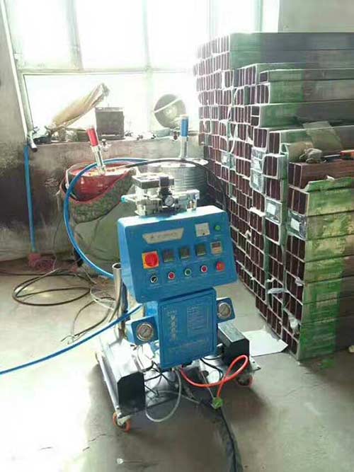 小型聚氨酯发泡机(图1) 高压小型聚氨酯发泡机施工案例