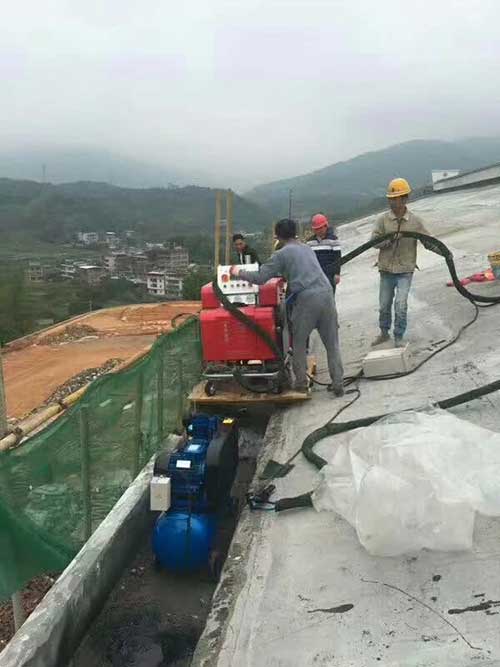 仓库屋顶如何喷涂聚脲防腐防水?喷涂机施工快不(图2) 别墅屋面聚脲防水施工现场