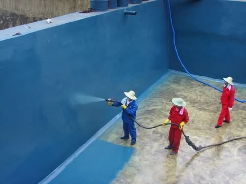酸碱污水池防腐 施工需要定制聚脲喷涂机吗?(图1) 酸碱污水池防腐喷涂现场